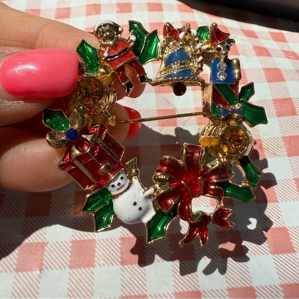 Avon 2010 Collection Holiday Wreath Pin Festive Gold and Red Brooch NIB vintage